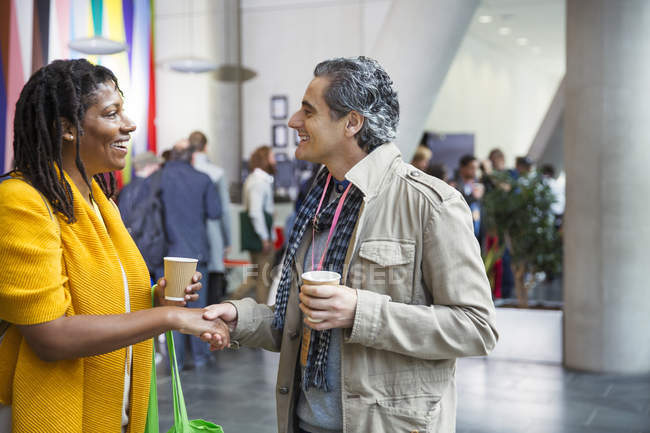 Geschäftsfrau und Geschäftsfrau vernetzen sich, Händeschütteln auf der Konferenz — Stockfoto