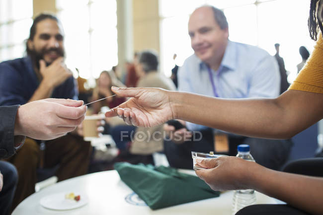 Geschäftsleute vernetzen sich, tauschen auf der Konferenz Visitenkarten aus — Stockfoto