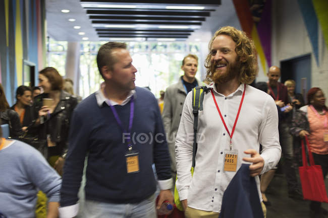 Empresários que chegam à conferência, caminhando no lobby — Fotografia de Stock
