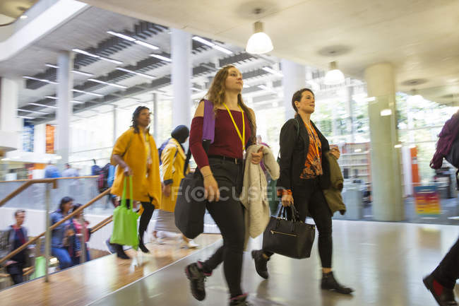 Businesswomen walking, arriving at modern office — Stock Photo