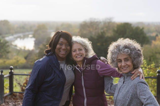 Ritratto sorridente, fiduciose amiche anziane attive nel parco autunnale — Foto stock