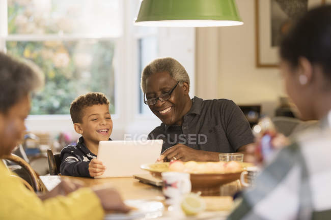 Lächelnder Opa und Enkel mit digitalem Tablet — Stockfoto