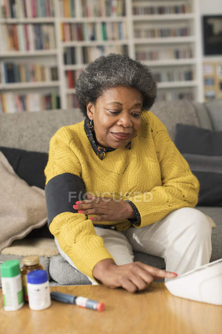 Seniorin überprüft Blutdruck — Stockfoto