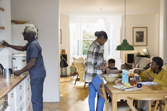 Großeltern und Enkel backen in der Küche — Stockfoto