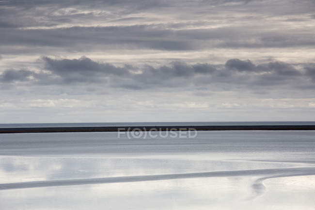 Tranquillo, nuvole blu e grigie e oceano, Laguna, Hofn, Islanda — Foto stock