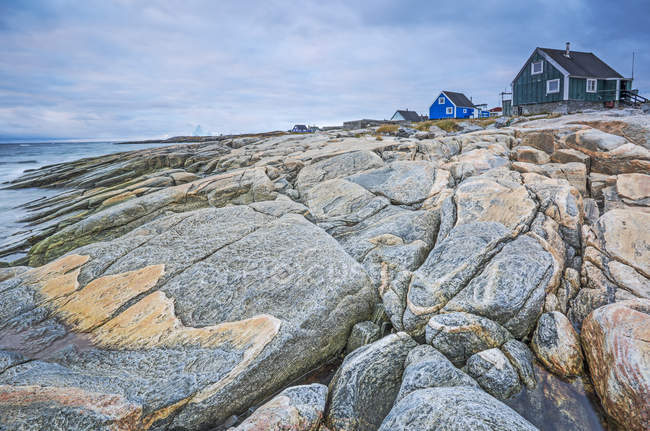 Craggy rocks along fishing village, Disko Island, Greenland — Stock Photo