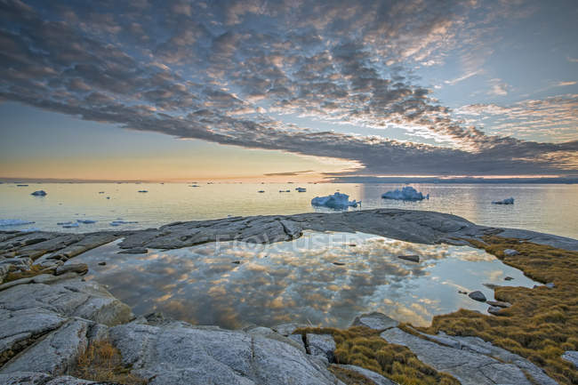 Idyllische Wolken über abgelegenem Ozean mit Eisbergen, Kalaallisut, Grönland — Stockfoto