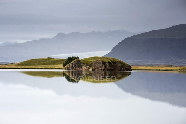 Образование скал в спокойном, спокойном океане, Исландия — стоковое фото