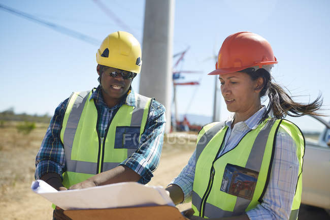 Ingegneri che esaminano i progetti della centrale elettrica — Foto stock