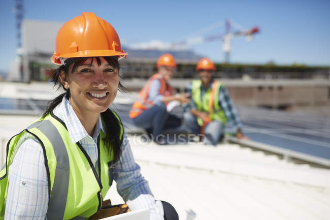 Улыбающаяся, уверенная в себе женщина-инженер на солнечной электростанции — стоковое фото