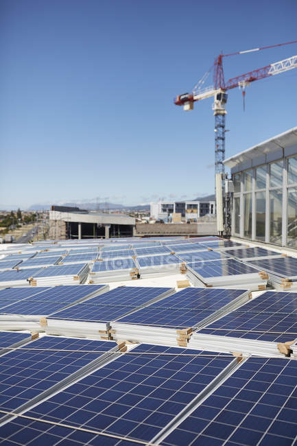 Pannelli solari accatastati sul tetto soleggiato — Foto stock