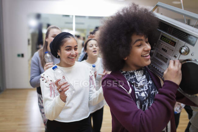 Chicas adolescentes cool con boom box disfrutando de clases de baile en el estudio - foto de stock