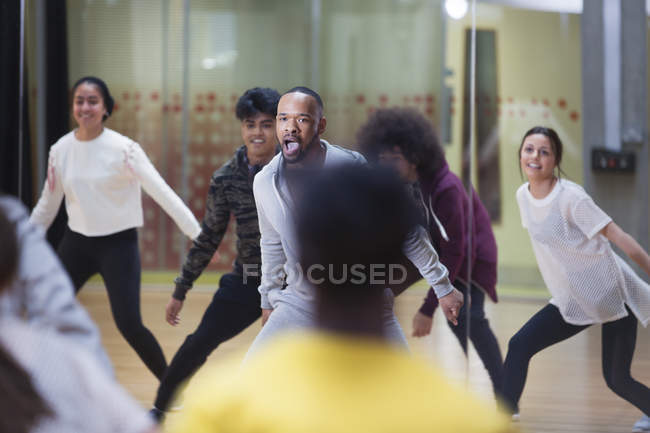 Engagierte Teenager tanzen im Studio — Stockfoto