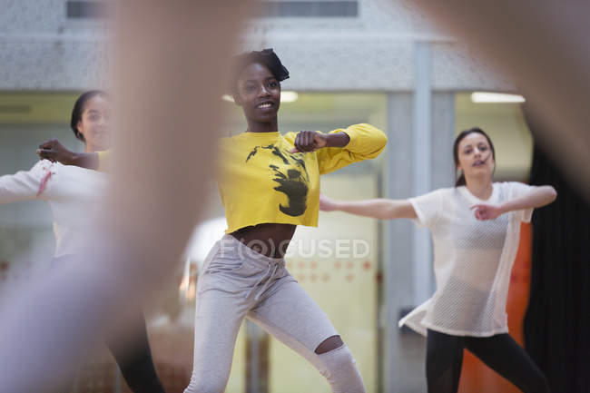 Dedicato ragazze adolescenti in classe di danza in studio — Foto stock