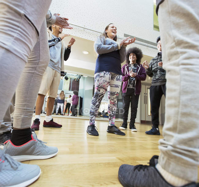 Compagni di classe adolescenti che applaudono in studio di danza — Foto stock