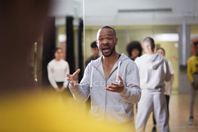 Engagierter männlicher Lehrer unterrichtet Tanzkurs im Studio — Stockfoto