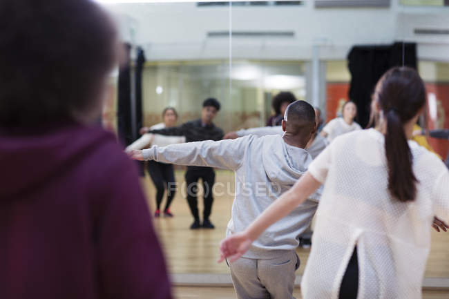 Dancers dancing in dance class studio — Stock Photo