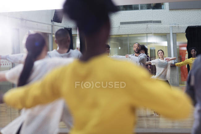 Підлітки танцюють в студії танцювального класу — стокове фото