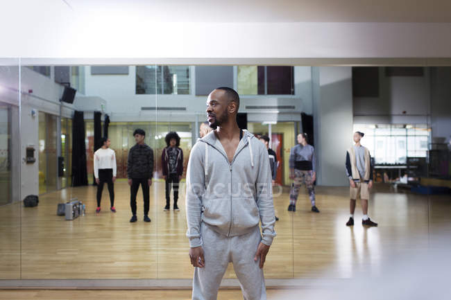 Istruttore di sesso maschile guida classe di danza in studio — Foto stock