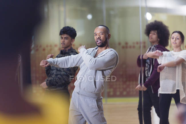 Male instructor leading dance class in studio — Stock Photo