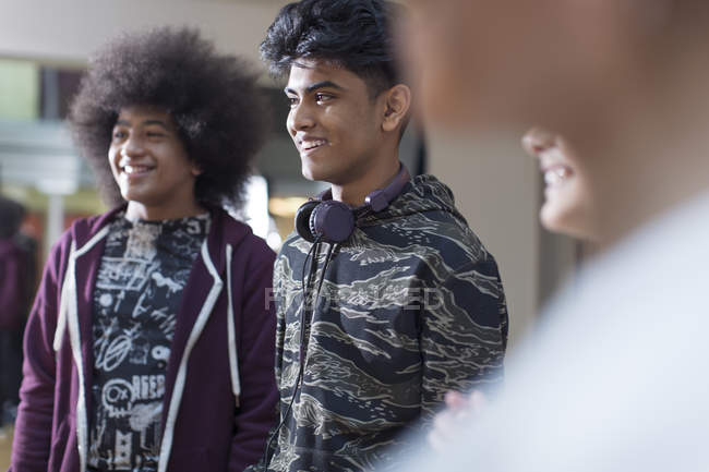 Dançarinos adolescentes sorridentes ouvindo em estúdio de aula de dança — Fotografia de Stock