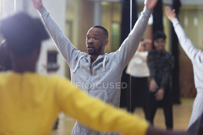 Instrutor do sexo masculino levando aula de dança em estúdio — Fotografia de Stock