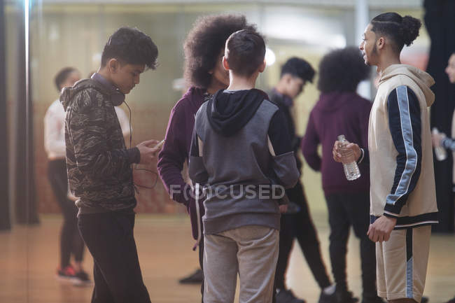 Підлітки розмовляють, відпочивають у студії танцювального класу — стокове фото
