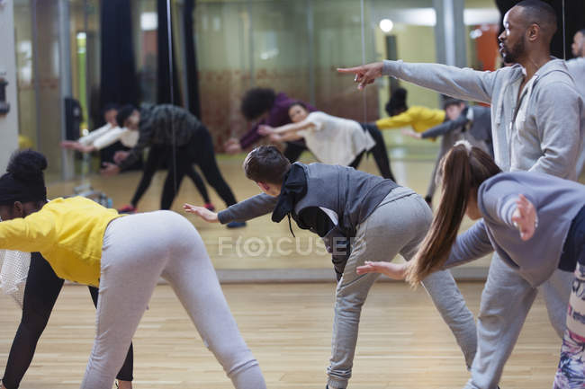 Männlicher Instruktor leitet Tanzkurs im Studio — Stockfoto
