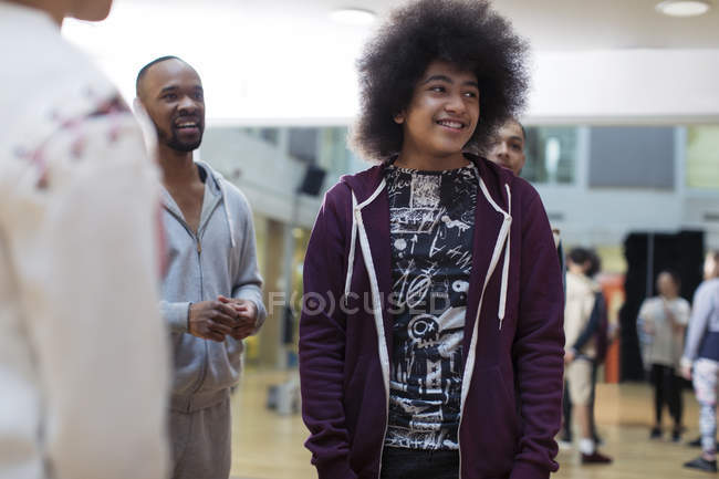 Sorrindo adolescente menino desfrutando de aula de dança em estúdio — Fotografia de Stock