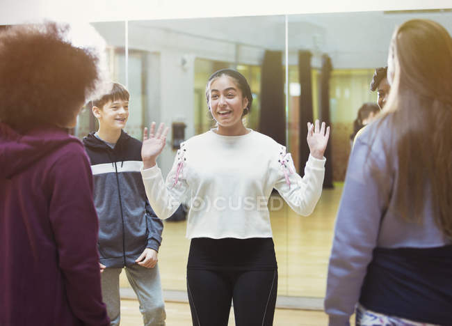 Улыбающаяся, уверенная в себе девочка-подросток в танцевальной студии — стоковое фото
