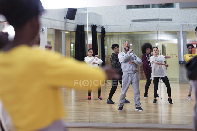 Instructeur masculin leader classe de danse en miroir studio — Photo de stock