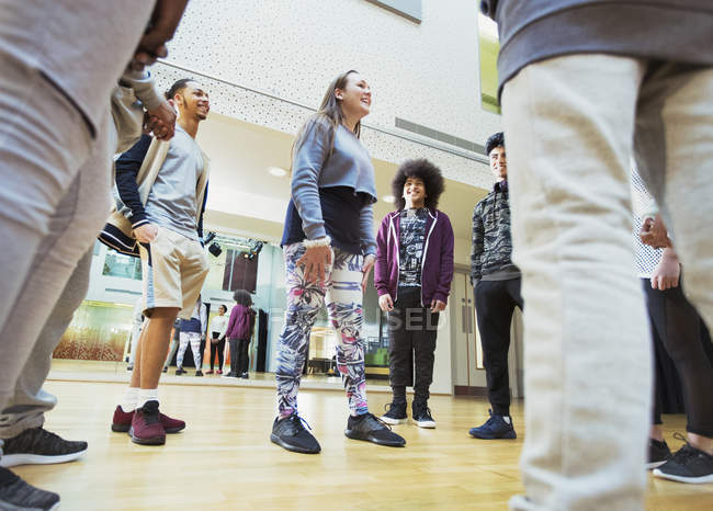 Les adolescents parlent en classe de danse studio — Photo de stock