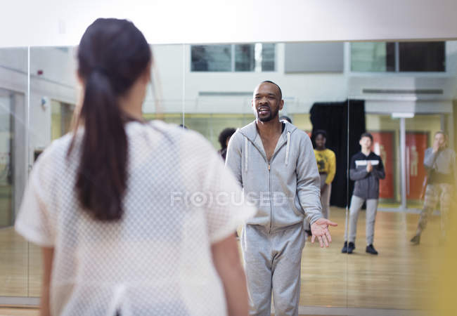 Male instructor leading dance class in studio — Stock Photo