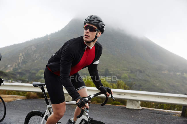 Велосипедист на горной дороге — стоковое фото