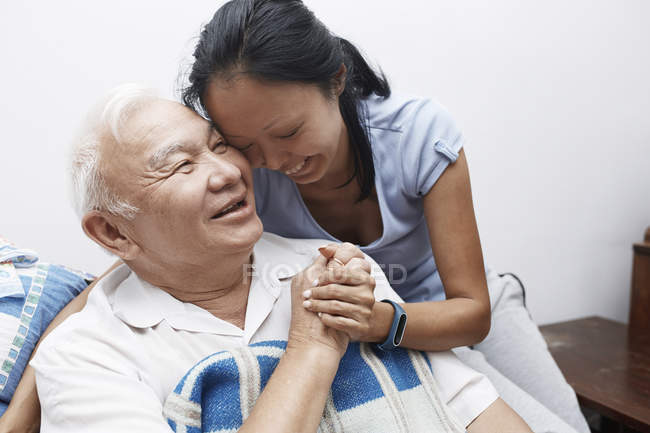 Affettuoso, sorridente padre anziano e figlia abbracciare — Foto stock