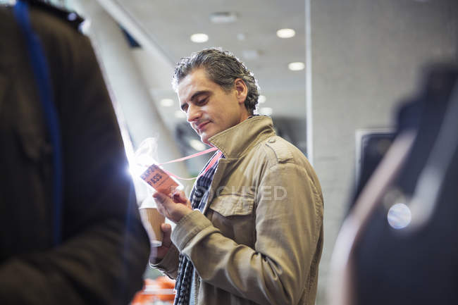 Geschäftsmann schaut auf Konferenzausweis — Stockfoto
