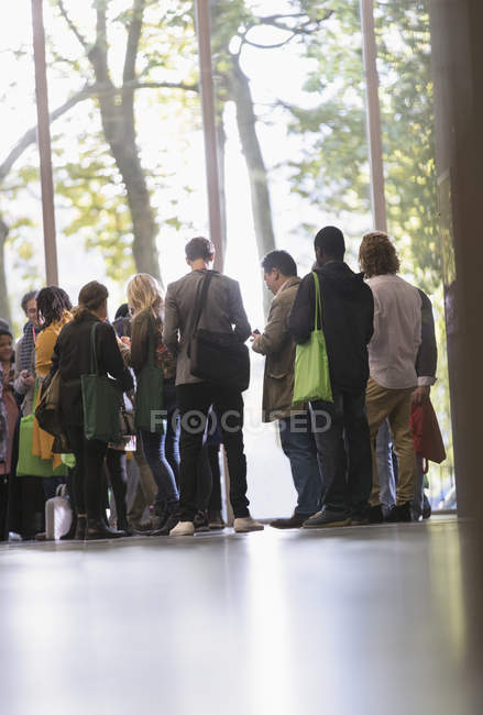 Geschäftsleute warten in Konferenzhalle auf modernes Büro — Stockfoto