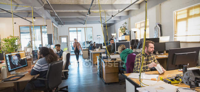 Pessoas de negócios criativas trabalhando em escritório de plano aberto — Fotografia de Stock