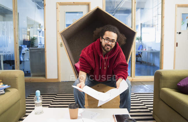 Портрет улыбающийся, уверенный творческий бизнесмен, работающий в офисе — стоковое фото