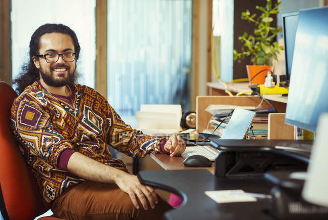 Portrait homme d'affaires créatif souriant et confiant travaillant au bureau — Photo de stock