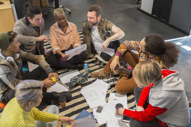Reunión creativa de gente de negocios, lluvia de ideas en círculo en el piso - foto de stock