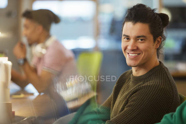 Портрет улыбающийся, уверенный в себе творческий бизнесмен — стоковое фото