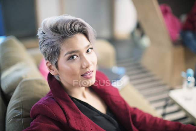 Ritratto fiduciosa donna d'affari asiatica in ufficio moderno — Foto stock