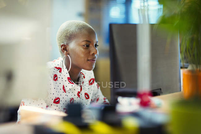 Предпринимательница, работающая за компьютером в офисе — стоковое фото