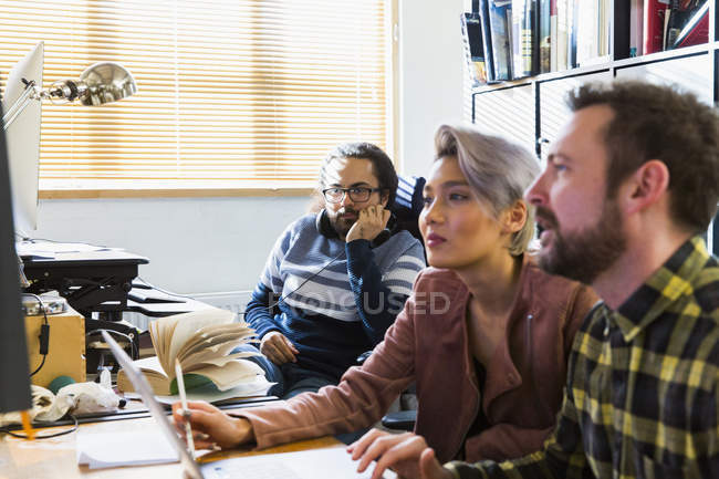 Встреча креативных бизнесменов в офисе — стоковое фото