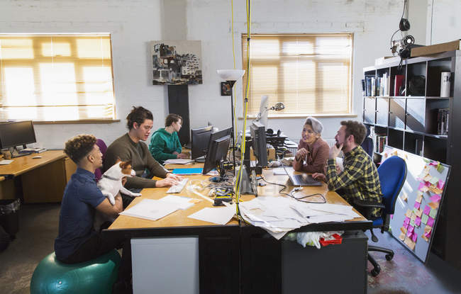Pessoas de negócios criativas que trabalham, reunião em computadores em escritório de plano aberto — Fotografia de Stock