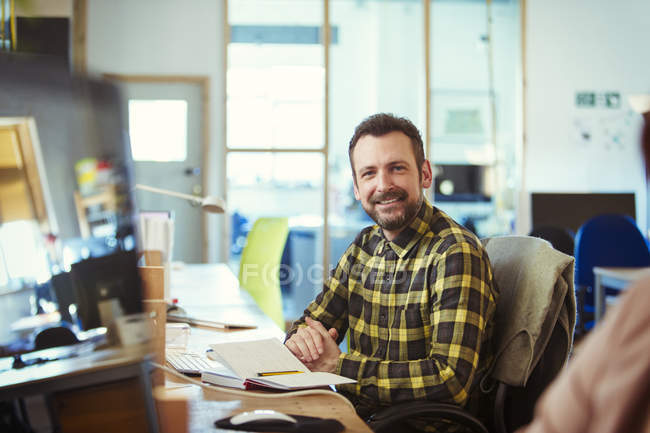 Портрет усміхнений, впевнений креативний бізнесмен, що працює в офісі — стокове фото