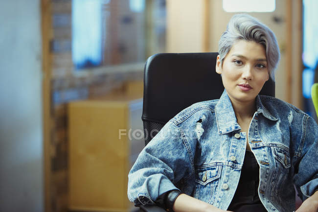Portrait confident creative businesswoman, blurred background — Stock Photo