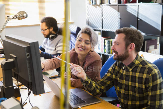 Креативні бізнесмени зустрічаються, працюють за комп'ютером в офісі — стокове фото