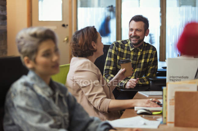 Kreative Geschäftsleute treffen sich, reden im Büro — Stockfoto